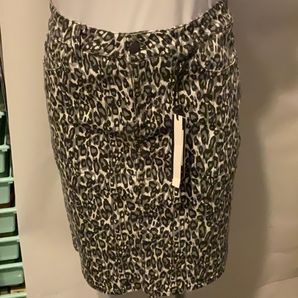 NWT women D.Jeans Modern fit Black Leopard Print Skirt - Size 6